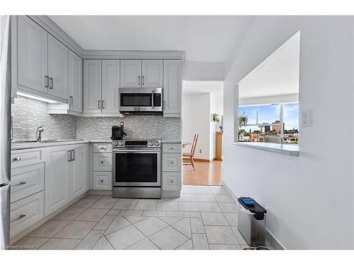 411-7 Gale Crescent, St. Catharines, ON - Indoor Photo Showing Kitchen With Upgraded Kitchen