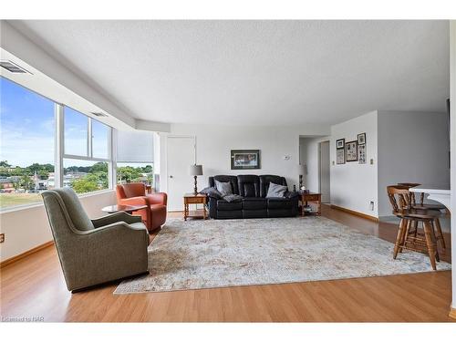 411-7 Gale Crescent, St. Catharines, ON - Indoor Photo Showing Living Room