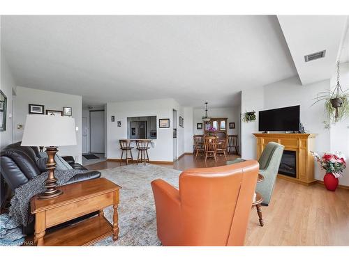 411-7 Gale Crescent, St. Catharines, ON - Indoor Photo Showing Living Room