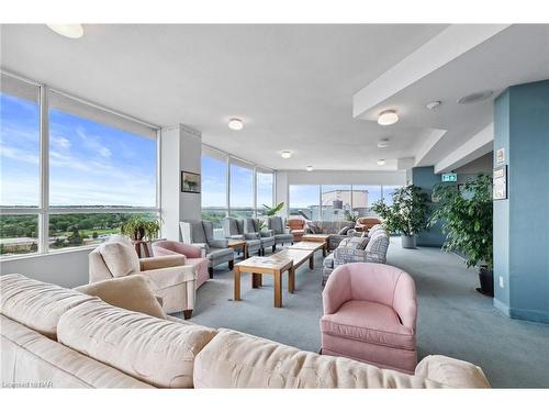 411-7 Gale Crescent, St. Catharines, ON - Indoor Photo Showing Living Room