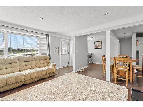 79 Powerview Avenue, St. Catharines, ON - Indoor Photo Showing Living Room