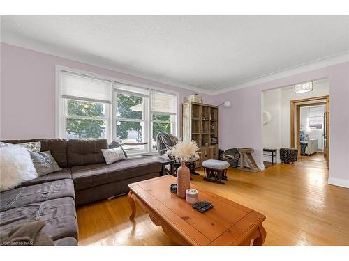 39 Home Street, Welland, ON - Indoor Photo Showing Living Room