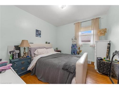 39 Home Street, Welland, ON - Indoor Photo Showing Bedroom