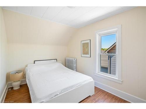 34 Park Street, Port Colborne, ON - Indoor Photo Showing Bedroom