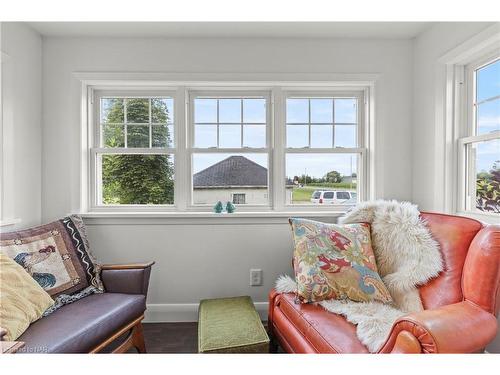 780 Niagara Stone Road, Niagara-On-The-Lake, ON - Indoor Photo Showing Living Room