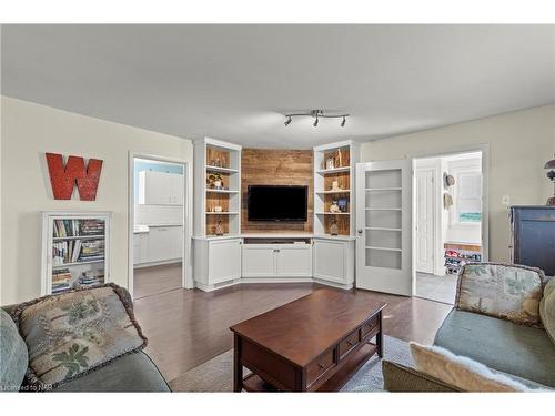 780 Niagara Stone Road, Niagara-On-The-Lake, ON - Indoor Photo Showing Living Room