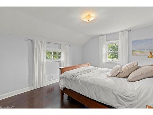 780 Niagara Stone Road, Niagara-On-The-Lake, ON - Indoor Photo Showing Bedroom