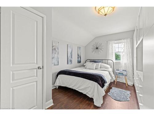 780 Niagara Stone Road, Niagara-On-The-Lake, ON - Indoor Photo Showing Bedroom