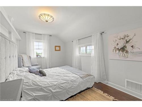 780 Niagara Stone Road, Niagara-On-The-Lake, ON - Indoor Photo Showing Bedroom