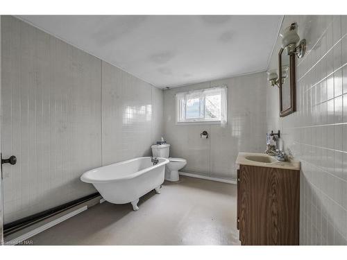 2148 3Rd Con Rd Road, Port Colborne, ON - Indoor Photo Showing Bathroom