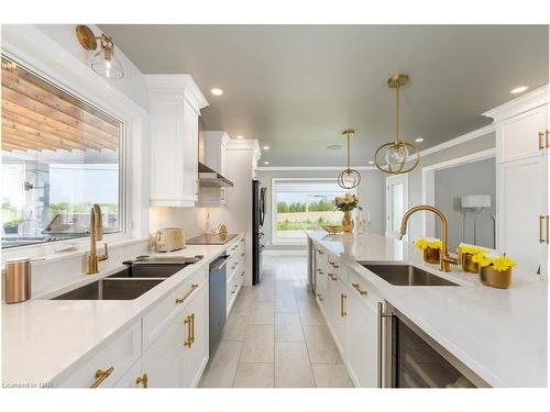 3593 Glen Elgin Drive, Jordan, ON - Indoor Photo Showing Kitchen With Double Sink With Upgraded Kitchen