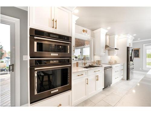 3593 Glen Elgin Drive, Jordan, ON - Indoor Photo Showing Kitchen With Double Sink With Upgraded Kitchen