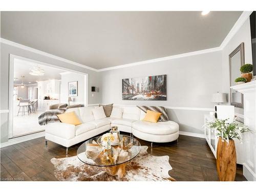 3593 Glen Elgin Drive, Jordan, ON - Indoor Photo Showing Living Room