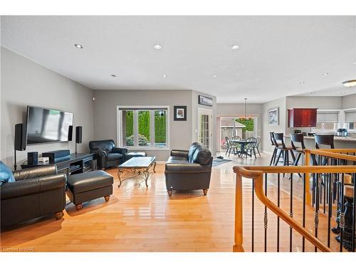 2663 Thompson Road, Niagara Falls, ON - Indoor Photo Showing Living Room