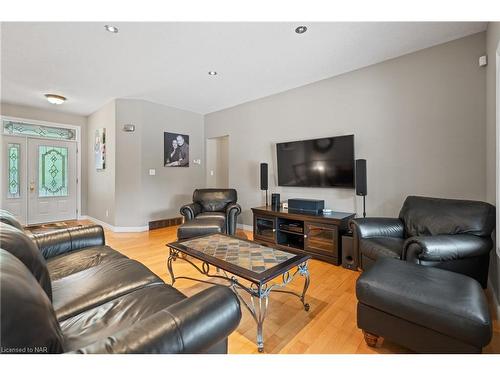 2663 Thompson Road, Niagara Falls, ON - Indoor Photo Showing Living Room