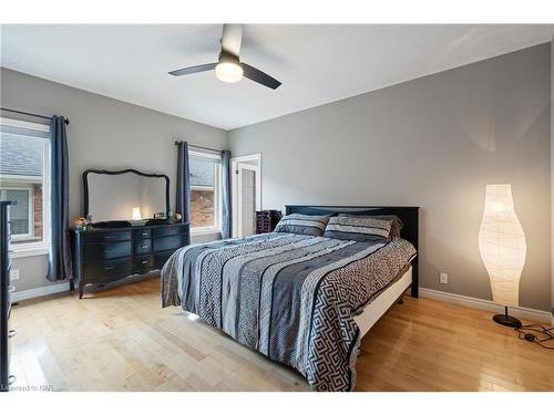 2663 Thompson Road, Niagara Falls, ON - Indoor Photo Showing Bedroom