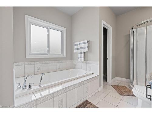 2663 Thompson Road, Niagara Falls, ON - Indoor Photo Showing Bathroom