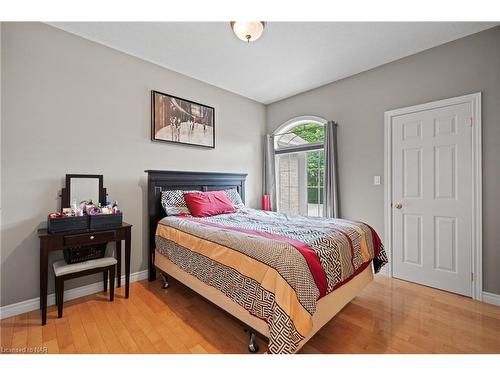 2663 Thompson Road, Niagara Falls, ON - Indoor Photo Showing Bedroom