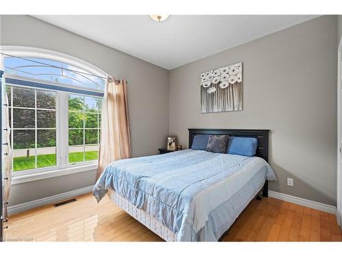 2663 Thompson Road, Niagara Falls, ON - Indoor Photo Showing Bedroom