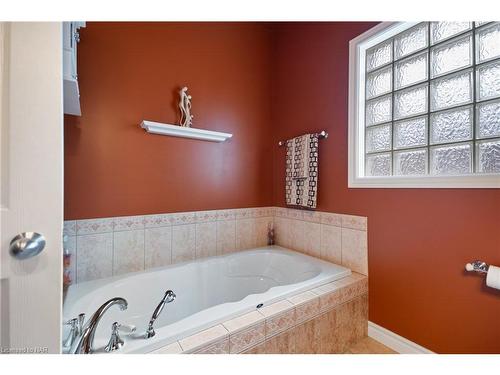 2663 Thompson Road, Niagara Falls, ON - Indoor Photo Showing Bathroom