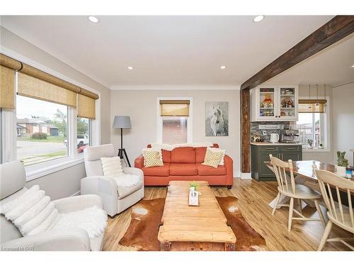 62 Balmoral Avenue, Welland, ON - Indoor Photo Showing Living Room