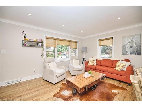 62 Balmoral Avenue, Welland, ON - Indoor Photo Showing Living Room