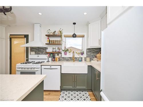 62 Balmoral Avenue, Welland, ON - Indoor Photo Showing Kitchen