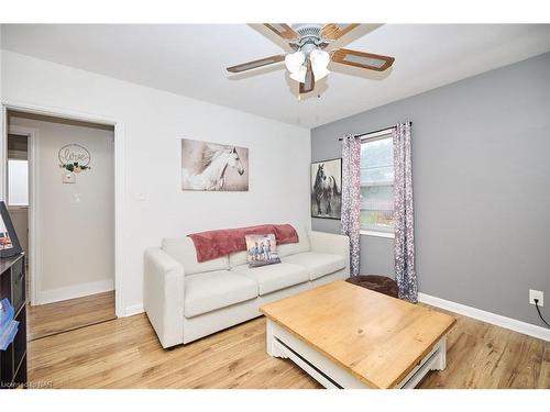 62 Balmoral Avenue, Welland, ON - Indoor Photo Showing Living Room