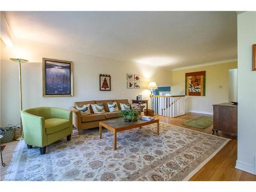 8 Janet Court, St. Catharines, ON - Indoor Photo Showing Living Room