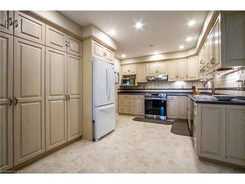 8 Janet Court, St. Catharines, ON - Indoor Photo Showing Kitchen