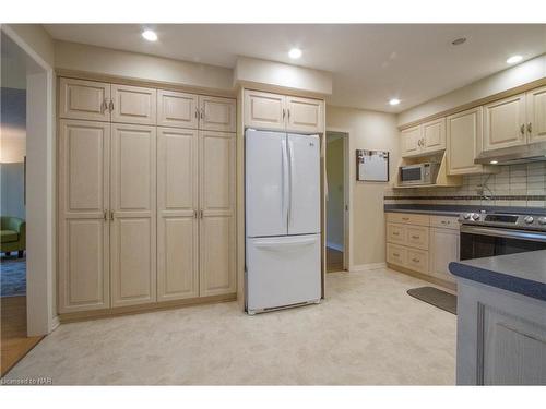 8 Janet Court, St. Catharines, ON - Indoor Photo Showing Kitchen