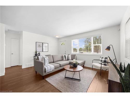 3967 Welland Street, Niagara Falls, ON - Indoor Photo Showing Living Room