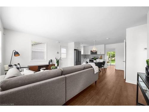 3967 Welland Street, Niagara Falls, ON - Indoor Photo Showing Living Room