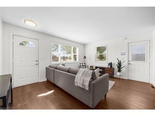 3967 Welland Street, Niagara Falls, ON - Indoor Photo Showing Living Room