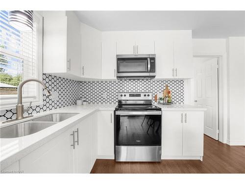 3967 Welland Street, Niagara Falls, ON - Indoor Photo Showing Kitchen With Double Sink With Upgraded Kitchen