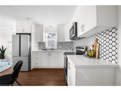 3967 Welland Street, Niagara Falls, ON - Indoor Photo Showing Kitchen