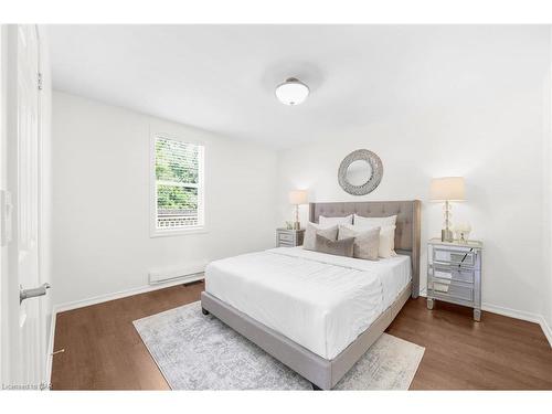 3967 Welland Street, Niagara Falls, ON - Indoor Photo Showing Bedroom