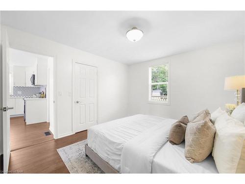 3967 Welland Street, Niagara Falls, ON - Indoor Photo Showing Bedroom