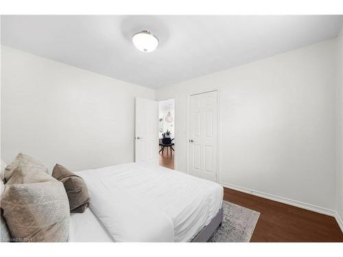 3967 Welland Street, Niagara Falls, ON - Indoor Photo Showing Bedroom