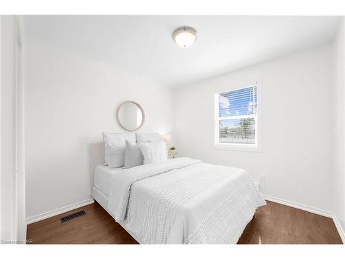 3967 Welland Street, Niagara Falls, ON - Indoor Photo Showing Bedroom