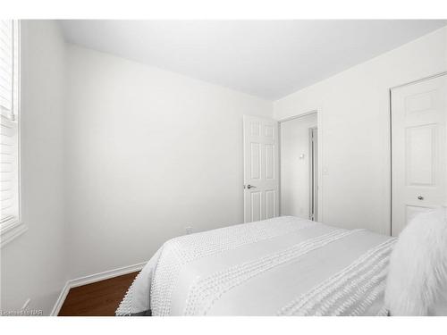 3967 Welland Street, Niagara Falls, ON - Indoor Photo Showing Bedroom