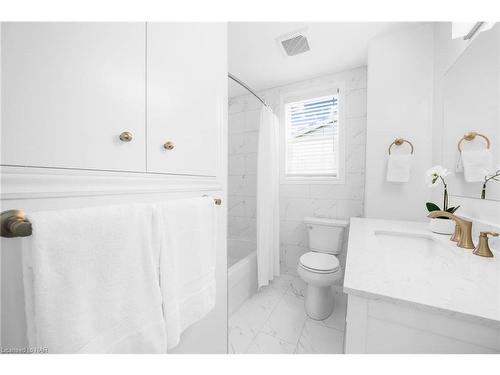 3967 Welland Street, Niagara Falls, ON - Indoor Photo Showing Bathroom