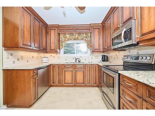 1439 Station Street, Fonthill, ON - Indoor Photo Showing Kitchen