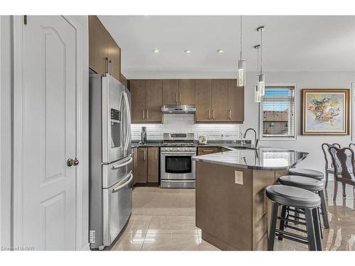 6367 Connor Crescent, Niagara Falls, ON - Indoor Photo Showing Kitchen