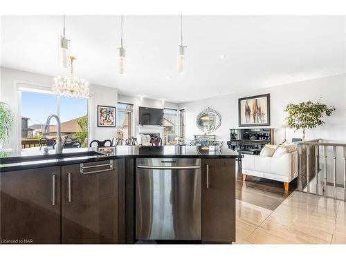 6367 Connor Crescent, Niagara Falls, ON - Indoor Photo Showing Kitchen With Upgraded Kitchen