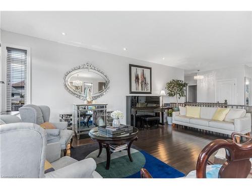 6367 Connor Crescent, Niagara Falls, ON - Indoor Photo Showing Living Room