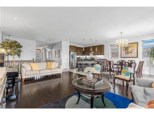 6367 Connor Crescent, Niagara Falls, ON - Indoor Photo Showing Living Room