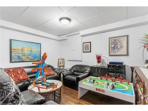 6367 Connor Crescent, Niagara Falls, ON - Indoor Photo Showing Living Room