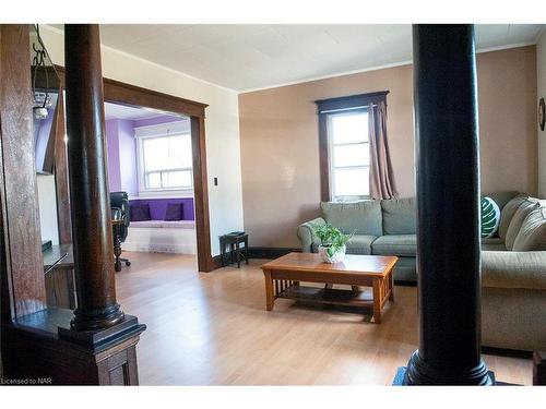 17 Elizabeth Street, Welland, ON - Indoor Photo Showing Living Room