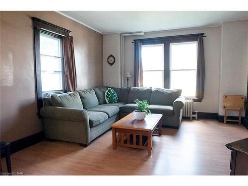 17 Elizabeth Street, Welland, ON - Indoor Photo Showing Living Room